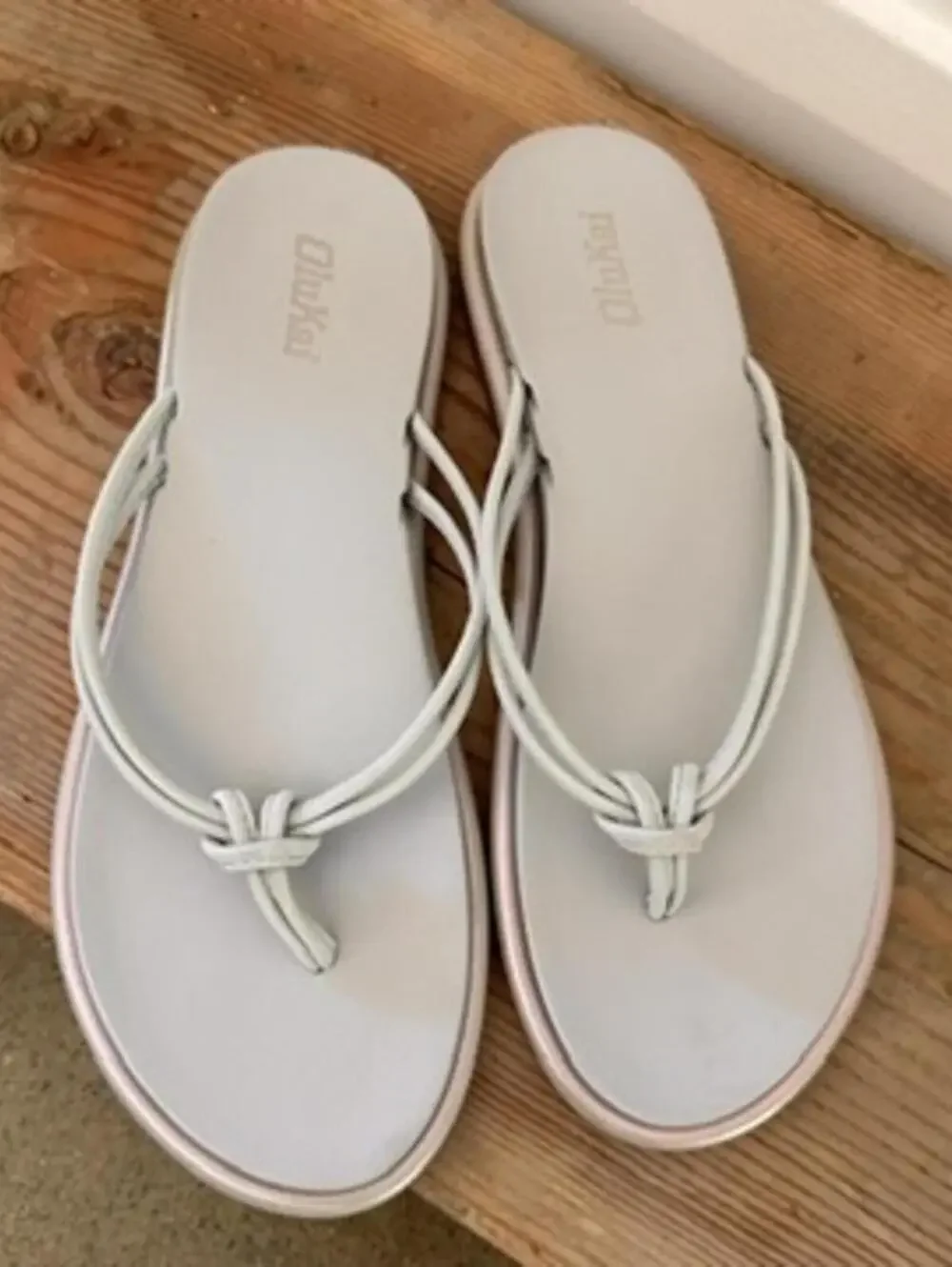 OluKai Aka Women's Size 7 flip-flop Silver Sandals Knotted